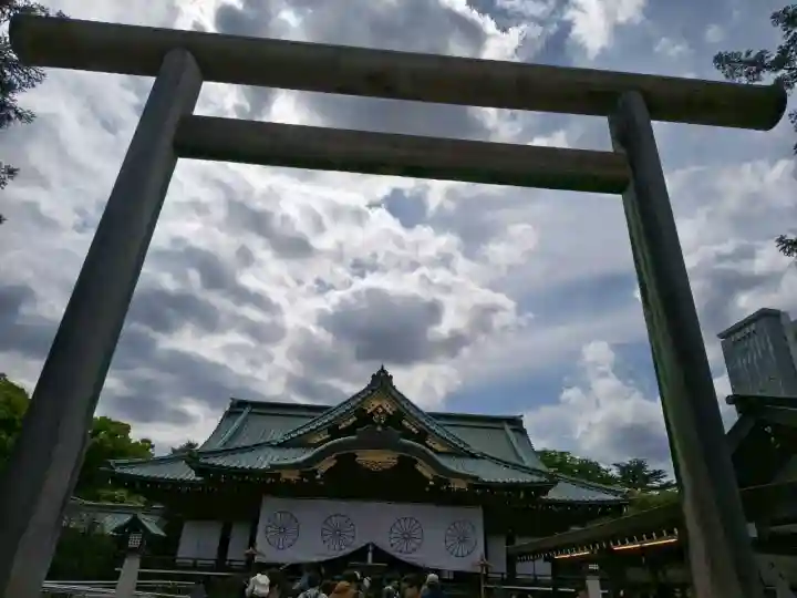 靖國神社の{uncategorized: "未分類", other: "その他", undefined: "問題あり", building: "その他建物", grave: "お墓", sacred_gate: "鳥居", guardian: "狛犬", statue: "像", buddha: "仏像", history: "歴史", nature: "自然", garden: "庭園", animal: "動物", pagoda: "塔", temizu: "手水舎", mountain_gate: "山門・神門", sanctuary: "本殿・本堂", subordinate: "末社・摂社", art: "芸術", scenery: "景色", jizo: "地蔵", ema: "絵馬", goshuin: "御朱印", omikuji: "おみくじ", items: "授与品その他", amulet: "お守り", goshuincho: "御朱印帳", eats: "食事", festival: "お祭り", votive_dance: "神楽", shichigosan: "七五三参", wedding: "結婚式", experience: "体験その他", initially: "初詣", around: "周辺", anti_infection: "感染症対策"}