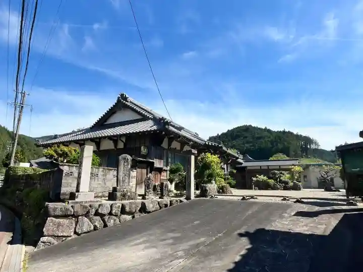 聖光寺の{uncategorized: "未分類", other: "その他", undefined: "問題あり", building: "その他建物", grave: "お墓", sacred_gate: "鳥居", guardian: "狛犬", statue: "像", buddha: "仏像", history: "歴史", nature: "自然", garden: "庭園", animal: "動物", pagoda: "塔", temizu: "手水舎", mountain_gate: "山門・神門", sanctuary: "本殿・本堂", subordinate: "末社・摂社", art: "芸術", scenery: "景色", jizo: "地蔵", ema: "絵馬", goshuin: "御朱印", omikuji: "おみくじ", items: "授与品その他", amulet: "お守り", goshuincho: "御朱印帳", eats: "食事", festival: "お祭り", votive_dance: "神楽", shichigosan: "七五三参", wedding: "結婚式", experience: "体験その他", initially: "初詣", around: "周辺", anti_infection: "感染症対策"}