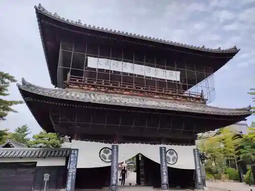 建中寺の山門