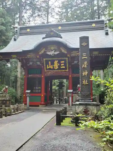 三峯神社の山門