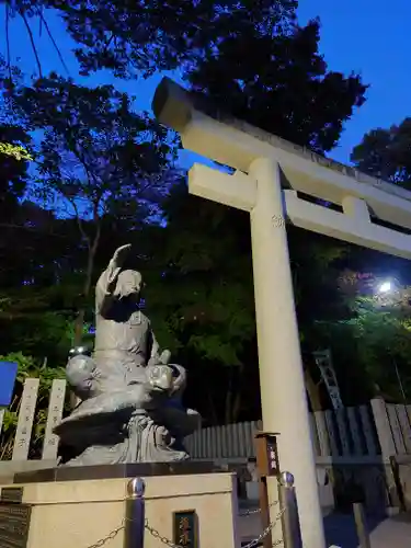 保久良神社の像