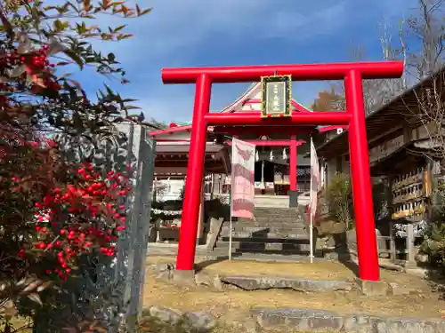 差出磯大嶽山神社 仕事と健康と厄よけの神さまの鳥居