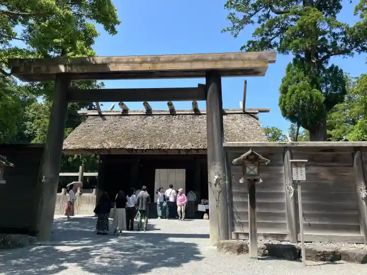 伊勢神宮外宮(豊受大神宮)の{uncategorized: "未分類", other: "その他", undefined: "問題あり", building: "その他建物", grave: "お墓", sacred_gate: "鳥居", guardian: "狛犬", statue: "像", buddha: "仏像", history: "歴史", nature: "自然", garden: "庭園", animal: "動物", pagoda: "塔", temizu: "手水舎", mountain_gate: "山門・神門", sanctuary: "本殿・本堂", subordinate: "末社・摂社", art: "芸術", scenery: "景色", jizo: "地蔵", ema: "絵馬", goshuin: "御朱印", omikuji: "おみくじ", items: "授与品その他", amulet: "お守り", goshuincho: "御朱印帳", eats: "食事", festival: "お祭り", votive_dance: "神楽", shichigosan: "七五三参", wedding: "結婚式", experience: "体験その他", initially: "初詣", around: "周辺", anti_infection: "感染症対策"}