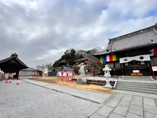 埼玉厄除け開運大師・龍泉寺（切り絵御朱印発祥の寺）の{uncategorized: "未分類", other: "その他", undefined: "問題あり", building: "その他建物", grave: "お墓", sacred_gate: "鳥居", guardian: "狛犬", statue: "像", buddha: "仏像", history: "歴史", nature: "自然", garden: "庭園", animal: "動物", pagoda: "塔", temizu: "手水舎", mountain_gate: "山門・神門", sanctuary: "本殿・本堂", subordinate: "末社・摂社", art: "芸術", scenery: "景色", jizo: "地蔵", ema: "絵馬", goshuin: "御朱印", omikuji: "おみくじ", items: "授与品その他", amulet: "お守り", goshuincho: "御朱印帳", eats: "食事", festival: "お祭り", votive_dance: "神楽", shichigosan: "七五三参", wedding: "結婚式", experience: "体験その他", initially: "初詣", around: "周辺", anti_infection: "感染症対策"}