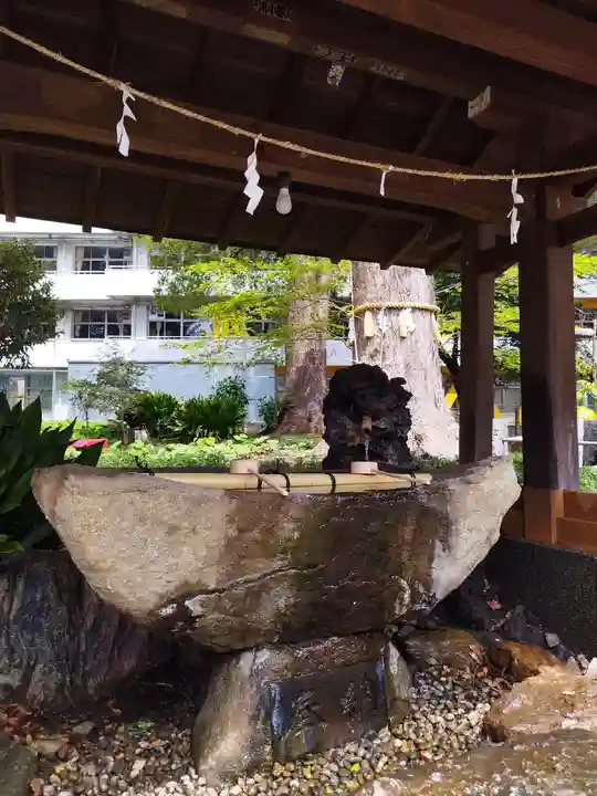 前原御嶽神社の手水舎