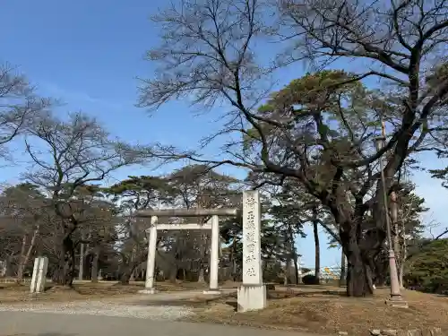 埼玉縣護國神社の{uncategorized: "未分類", other: "その他", undefined: "問題あり", building: "その他建物", grave: "お墓", sacred_gate: "鳥居", guardian: "狛犬", statue: "像", buddha: "仏像", history: "歴史", nature: "自然", garden: "庭園", animal: "動物", pagoda: "塔", temizu: "手水舎", mountain_gate: "山門・神門", sanctuary: "本殿・本堂", subordinate: "末社・摂社", art: "芸術", scenery: "景色", jizo: "地蔵", ema: "絵馬", goshuin: "御朱印", omikuji: "おみくじ", items: "授与品その他", amulet: "お守り", goshuincho: "御朱印帳", eats: "食事", festival: "お祭り", votive_dance: "神楽", shichigosan: "七五三参", wedding: "結婚式", experience: "体験その他", initially: "初詣", around: "周辺", anti_infection: "感染症対策"}