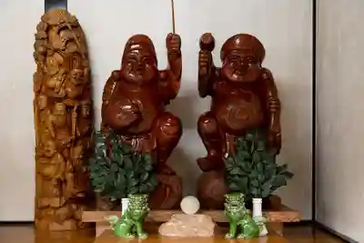 新屋山神社の像