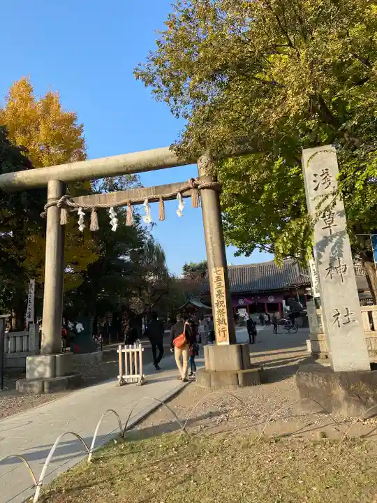 浅草神社の鳥居