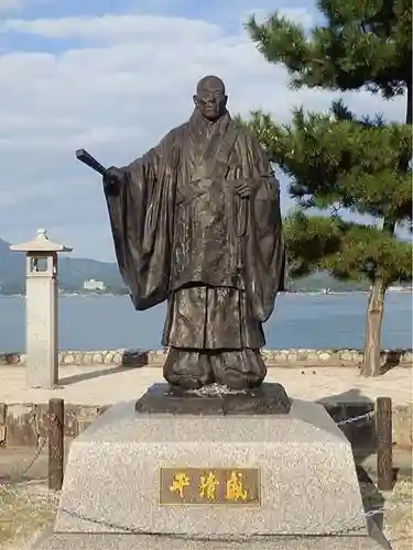 厳島神社の像