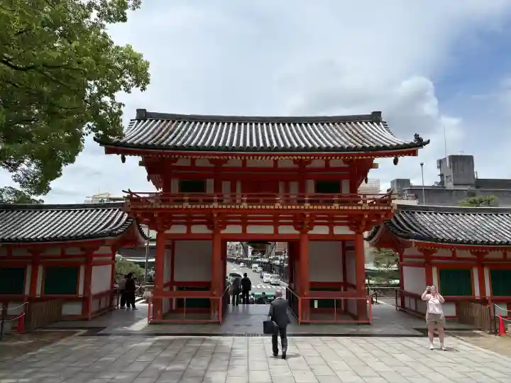 八坂神社(祇園さん)の{uncategorized: "未分類", other: "その他", undefined: "問題あり", building: "その他建物", grave: "お墓", sacred_gate: "鳥居", guardian: "狛犬", statue: "像", buddha: "仏像", history: "歴史", nature: "自然", garden: "庭園", animal: "動物", pagoda: "塔", temizu: "手水舎", mountain_gate: "山門・神門", sanctuary: "本殿・本堂", subordinate: "末社・摂社", art: "芸術", scenery: "景色", jizo: "地蔵", ema: "絵馬", goshuin: "御朱印", omikuji: "おみくじ", items: "授与品その他", amulet: "お守り", goshuincho: "御朱印帳", eats: "食事", festival: "お祭り", votive_dance: "神楽", shichigosan: "七五三参", wedding: "結婚式", experience: "体験その他", initially: "初詣", around: "周辺", anti_infection: "感染症対策"}