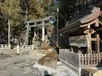 諏訪大社下社秋宮の{uncategorized: "未分類", other: "その他", undefined: "問題あり", building: "その他建物", grave: "お墓", sacred_gate: "鳥居", guardian: "狛犬", statue: "像", buddha: "仏像", history: "歴史", nature: "自然", garden: "庭園", animal: "動物", pagoda: "塔", temizu: "手水舎", mountain_gate: "山門・神門", sanctuary: "本殿・本堂", subordinate: "末社・摂社", art: "芸術", scenery: "景色", jizo: "地蔵", ema: "絵馬", goshuin: "御朱印", omikuji: "おみくじ", items: "授与品その他", amulet: "お守り", goshuincho: "御朱印帳", eats: "食事", festival: "お祭り", votive_dance: "神楽", shichigosan: "七五三参", wedding: "結婚式", experience: "体験その他", initially: "初詣", around: "周辺", anti_infection: "感染症対策"}