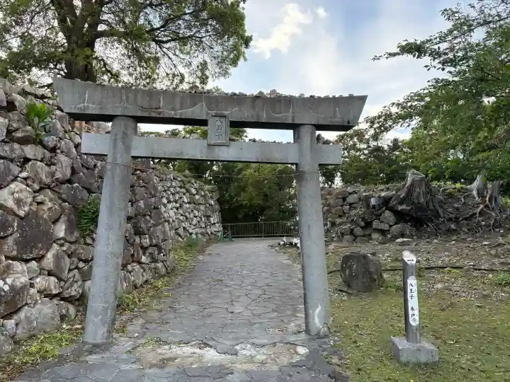 八王子神社の{uncategorized: "未分類", other: "その他", undefined: "問題あり", building: "その他建物", grave: "お墓", sacred_gate: "鳥居", guardian: "狛犬", statue: "像", buddha: "仏像", history: "歴史", nature: "自然", garden: "庭園", animal: "動物", pagoda: "塔", temizu: "手水舎", mountain_gate: "山門・神門", sanctuary: "本殿・本堂", subordinate: "末社・摂社", art: "芸術", scenery: "景色", jizo: "地蔵", ema: "絵馬", goshuin: "御朱印", omikuji: "おみくじ", items: "授与品その他", amulet: "お守り", goshuincho: "御朱印帳", eats: "食事", festival: "お祭り", votive_dance: "神楽", shichigosan: "七五三参", wedding: "結婚式", experience: "体験その他", initially: "初詣", around: "周辺", anti_infection: "感染症対策"}