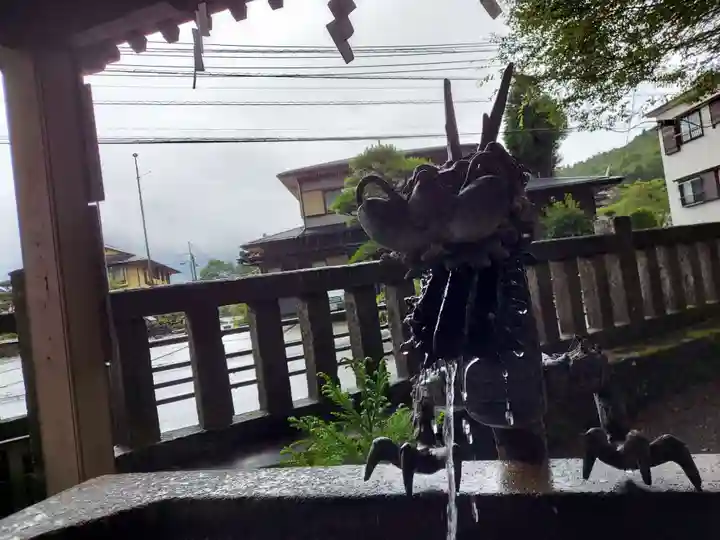 淺間神社(忍野八海)の手水舎