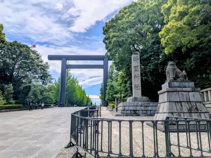 靖國神社の{uncategorized: "未分類", other: "その他", undefined: "問題あり", building: "その他建物", grave: "お墓", sacred_gate: "鳥居", guardian: "狛犬", statue: "像", buddha: "仏像", history: "歴史", nature: "自然", garden: "庭園", animal: "動物", pagoda: "塔", temizu: "手水舎", mountain_gate: "山門・神門", sanctuary: "本殿・本堂", subordinate: "末社・摂社", art: "芸術", scenery: "景色", jizo: "地蔵", ema: "絵馬", goshuin: "御朱印", omikuji: "おみくじ", items: "授与品その他", amulet: "お守り", goshuincho: "御朱印帳", eats: "食事", festival: "お祭り", votive_dance: "神楽", shichigosan: "七五三参", wedding: "結婚式", experience: "体験その他", initially: "初詣", around: "周辺", anti_infection: "感染症対策"}