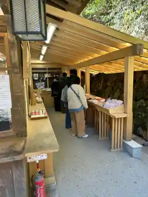 貴船神社の{uncategorized: "未分類", other: "その他", undefined: "問題あり", building: "その他建物", grave: "お墓", sacred_gate: "鳥居", guardian: "狛犬", statue: "像", buddha: "仏像", history: "歴史", nature: "自然", garden: "庭園", animal: "動物", pagoda: "塔", temizu: "手水舎", mountain_gate: "山門・神門", sanctuary: "本殿・本堂", subordinate: "末社・摂社", art: "芸術", scenery: "景色", jizo: "地蔵", ema: "絵馬", goshuin: "御朱印", omikuji: "おみくじ", items: "授与品その他", amulet: "お守り", goshuincho: "御朱印帳", eats: "食事", festival: "お祭り", votive_dance: "神楽", shichigosan: "七五三参", wedding: "結婚式", experience: "体験その他", initially: "初詣", around: "周辺", anti_infection: "感染症対策"}