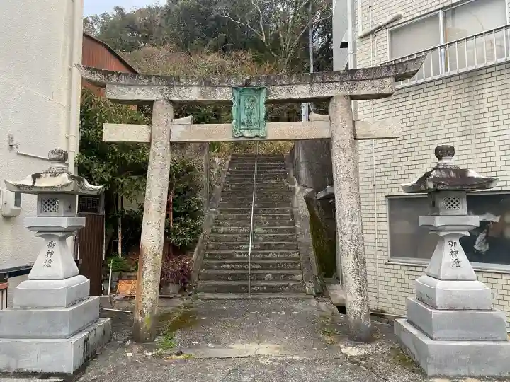 福良八幡神社の{uncategorized: "未分類", other: "その他", undefined: "問題あり", building: "その他建物", grave: "お墓", sacred_gate: "鳥居", guardian: "狛犬", statue: "像", buddha: "仏像", history: "歴史", nature: "自然", garden: "庭園", animal: "動物", pagoda: "塔", temizu: "手水舎", mountain_gate: "山門・神門", sanctuary: "本殿・本堂", subordinate: "末社・摂社", art: "芸術", scenery: "景色", jizo: "地蔵", ema: "絵馬", goshuin: "御朱印", omikuji: "おみくじ", items: "授与品その他", amulet: "お守り", goshuincho: "御朱印帳", eats: "食事", festival: "お祭り", votive_dance: "神楽", shichigosan: "七五三参", wedding: "結婚式", experience: "体験その他", initially: "初詣", around: "周辺", anti_infection: "感染症対策"}