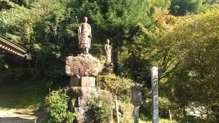 桐ノ木谷薬師堂の像