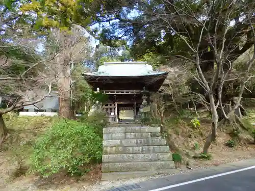椎尾山薬王院の山門・神門
