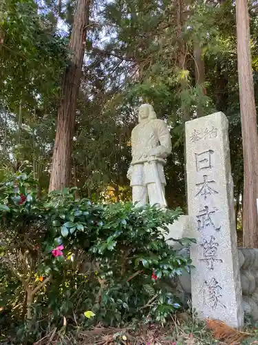 草薙神社の像