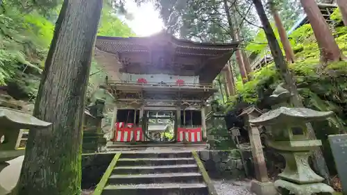 大嶽山那賀都神社の山門・神門