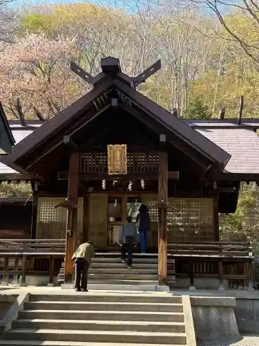 湯澤神社の{uncategorized: "未分類", other: "その他", undefined: "問題あり", building: "その他建物", grave: "お墓", sacred_gate: "鳥居", guardian: "狛犬", statue: "像", buddha: "仏像", history: "歴史", nature: "自然", garden: "庭園", animal: "動物", pagoda: "塔", temizu: "手水舎", mountain_gate: "山門・神門", sanctuary: "本殿・本堂", subordinate: "末社・摂社", art: "芸術", scenery: "景色", jizo: "地蔵", ema: "絵馬", goshuin: "御朱印", omikuji: "おみくじ", items: "授与品その他", amulet: "お守り", goshuincho: "御朱印帳", eats: "食事", festival: "お祭り", votive_dance: "神楽", shichigosan: "七五三参", wedding: "結婚式", experience: "体験その他", initially: "初詣", around: "周辺", anti_infection: "感染症対策"}