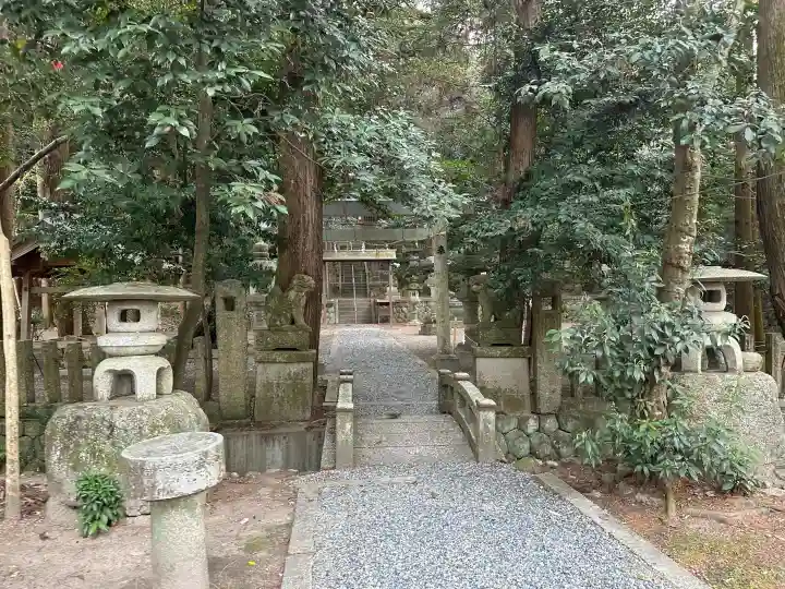 平群神社の{uncategorized: "未分類", other: "その他", undefined: "問題あり", building: "その他建物", grave: "お墓", sacred_gate: "鳥居", guardian: "狛犬", statue: "像", buddha: "仏像", history: "歴史", nature: "自然", garden: "庭園", animal: "動物", pagoda: "塔", temizu: "手水舎", mountain_gate: "山門・神門", sanctuary: "本殿・本堂", subordinate: "末社・摂社", art: "芸術", scenery: "景色", jizo: "地蔵", ema: "絵馬", goshuin: "御朱印", omikuji: "おみくじ", items: "授与品その他", amulet: "お守り", goshuincho: "御朱印帳", eats: "食事", festival: "お祭り", votive_dance: "神楽", shichigosan: "七五三参", wedding: "結婚式", experience: "体験その他", initially: "初詣", around: "周辺", anti_infection: "感染症対策"}
