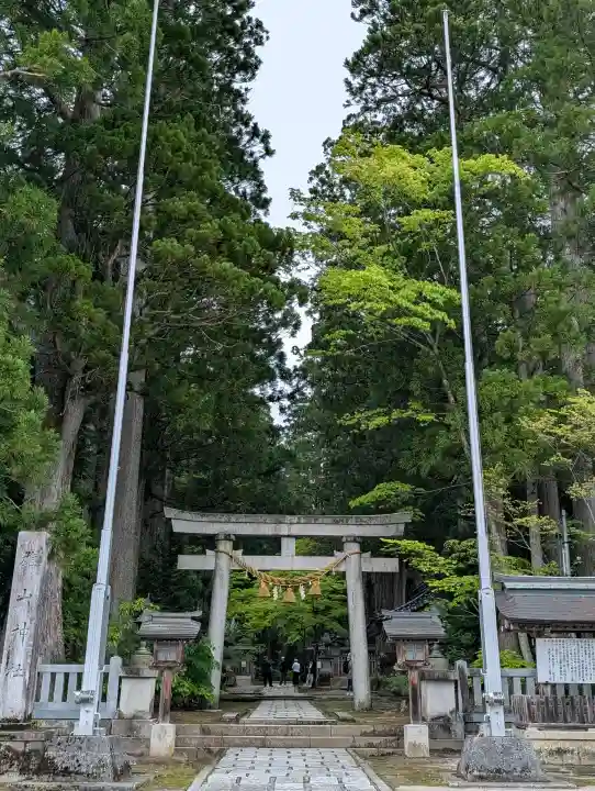 雄山神社中宮祈願殿の{uncategorized: "未分類", other: "その他", undefined: "問題あり", building: "その他建物", grave: "お墓", sacred_gate: "鳥居", guardian: "狛犬", statue: "像", buddha: "仏像", history: "歴史", nature: "自然", garden: "庭園", animal: "動物", pagoda: "塔", temizu: "手水舎", mountain_gate: "山門・神門", sanctuary: "本殿・本堂", subordinate: "末社・摂社", art: "芸術", scenery: "景色", jizo: "地蔵", ema: "絵馬", goshuin: "御朱印", omikuji: "おみくじ", items: "授与品その他", amulet: "お守り", goshuincho: "御朱印帳", eats: "食事", festival: "お祭り", votive_dance: "神楽", shichigosan: "七五三参", wedding: "結婚式", experience: "体験その他", initially: "初詣", around: "周辺", anti_infection: "感染症対策"}