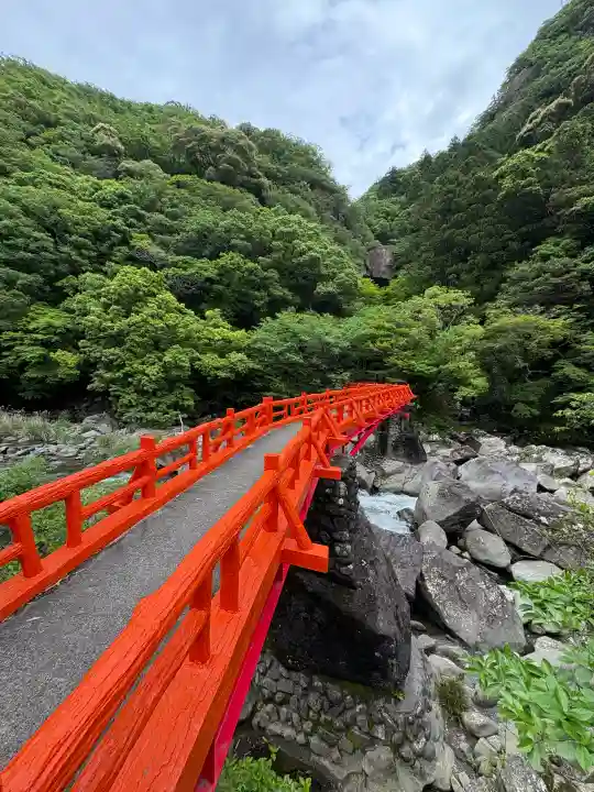 奇絶峡不動明王の{uncategorized: "未分類", other: "その他", undefined: "問題あり", building: "その他建物", grave: "お墓", sacred_gate: "鳥居", guardian: "狛犬", statue: "像", buddha: "仏像", history: "歴史", nature: "自然", garden: "庭園", animal: "動物", pagoda: "塔", temizu: "手水舎", mountain_gate: "山門・神門", sanctuary: "本殿・本堂", subordinate: "末社・摂社", art: "芸術", scenery: "景色", jizo: "地蔵", ema: "絵馬", goshuin: "御朱印", omikuji: "おみくじ", items: "授与品その他", amulet: "お守り", goshuincho: "御朱印帳", eats: "食事", festival: "お祭り", votive_dance: "神楽", shichigosan: "七五三参", wedding: "結婚式", experience: "体験その他", initially: "初詣", around: "周辺", anti_infection: "感染症対策"}
