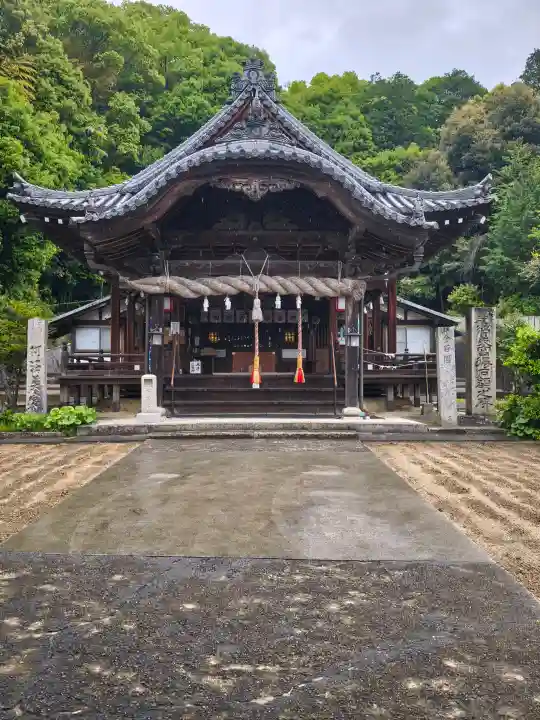 阿沼美神社の{uncategorized: "未分類", other: "その他", undefined: "問題あり", building: "その他建物", grave: "お墓", sacred_gate: "鳥居", guardian: "狛犬", statue: "像", buddha: "仏像", history: "歴史", nature: "自然", garden: "庭園", animal: "動物", pagoda: "塔", temizu: "手水舎", mountain_gate: "山門・神門", sanctuary: "本殿・本堂", subordinate: "末社・摂社", art: "芸術", scenery: "景色", jizo: "地蔵", ema: "絵馬", goshuin: "御朱印", omikuji: "おみくじ", items: "授与品その他", amulet: "お守り", goshuincho: "御朱印帳", eats: "食事", festival: "お祭り", votive_dance: "神楽", shichigosan: "七五三参", wedding: "結婚式", experience: "体験その他", initially: "初詣", around: "周辺", anti_infection: "感染症対策"}