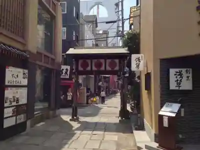 法善寺の山門・神門