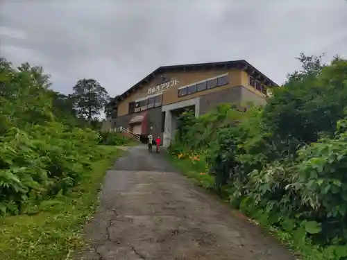 月山神社本宮の周辺