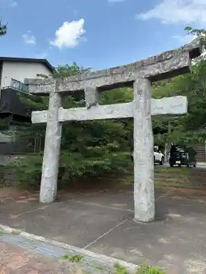 名島神社の{uncategorized: "未分類", other: "その他", undefined: "問題あり", building: "その他建物", grave: "お墓", sacred_gate: "鳥居", guardian: "狛犬", statue: "像", buddha: "仏像", history: "歴史", nature: "自然", garden: "庭園", animal: "動物", pagoda: "塔", temizu: "手水舎", mountain_gate: "山門・神門", sanctuary: "本殿・本堂", subordinate: "末社・摂社", art: "芸術", scenery: "景色", jizo: "地蔵", ema: "絵馬", goshuin: "御朱印", omikuji: "おみくじ", items: "授与品その他", amulet: "お守り", goshuincho: "御朱印帳", eats: "食事", festival: "お祭り", votive_dance: "神楽", shichigosan: "七五三参", wedding: "結婚式", experience: "体験その他", initially: "初詣", around: "周辺", anti_infection: "感染症対策"}