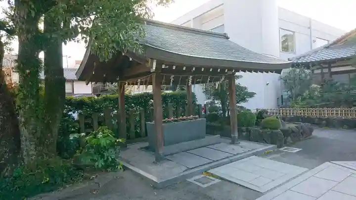 西院春日神社の手水舎