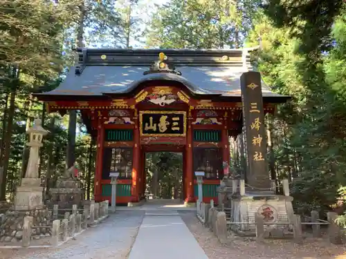 三峯神社の山門