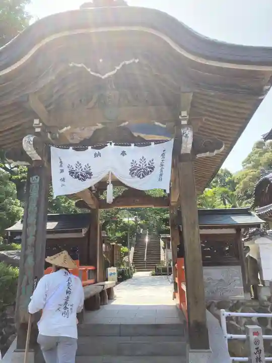 八坂寺の山門・神門