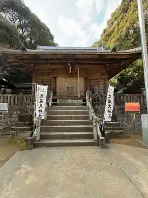 久麻久神社の{uncategorized: "未分類", other: "その他", undefined: "問題あり", building: "その他建物", grave: "お墓", sacred_gate: "鳥居", guardian: "狛犬", statue: "像", buddha: "仏像", history: "歴史", nature: "自然", garden: "庭園", animal: "動物", pagoda: "塔", temizu: "手水舎", mountain_gate: "山門・神門", sanctuary: "本殿・本堂", subordinate: "末社・摂社", art: "芸術", scenery: "景色", jizo: "地蔵", ema: "絵馬", goshuin: "御朱印", omikuji: "おみくじ", items: "授与品その他", amulet: "お守り", goshuincho: "御朱印帳", eats: "食事", festival: "お祭り", votive_dance: "神楽", shichigosan: "七五三参", wedding: "結婚式", experience: "体験その他", initially: "初詣", around: "周辺", anti_infection: "感染症対策"}