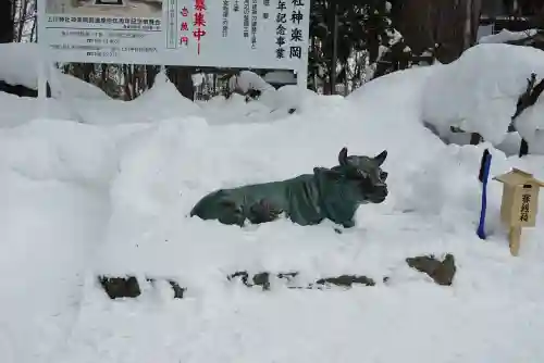 上川神社の像