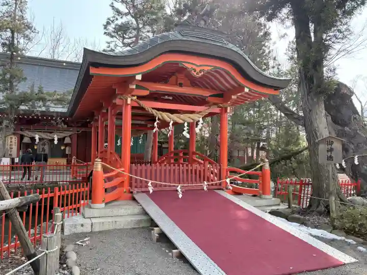 生島足島神社の{uncategorized: "未分類", other: "その他", undefined: "問題あり", building: "その他建物", grave: "お墓", sacred_gate: "鳥居", guardian: "狛犬", statue: "像", buddha: "仏像", history: "歴史", nature: "自然", garden: "庭園", animal: "動物", pagoda: "塔", temizu: "手水舎", mountain_gate: "山門・神門", sanctuary: "本殿・本堂", subordinate: "末社・摂社", art: "芸術", scenery: "景色", jizo: "地蔵", ema: "絵馬", goshuin: "御朱印", omikuji: "おみくじ", items: "授与品その他", amulet: "お守り", goshuincho: "御朱印帳", eats: "食事", festival: "お祭り", votive_dance: "神楽", shichigosan: "七五三参", wedding: "結婚式", experience: "体験その他", initially: "初詣", around: "周辺", anti_infection: "感染症対策"}