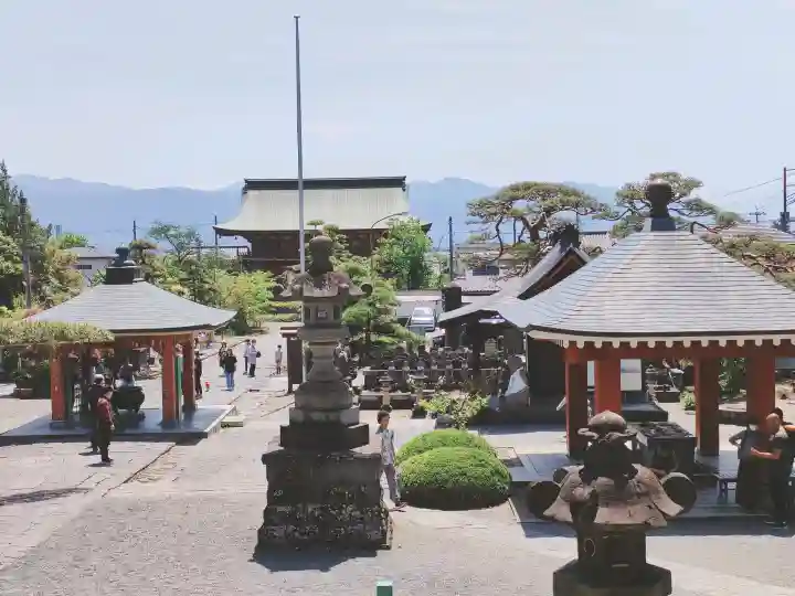 甲斐善光寺の{uncategorized: "未分類", other: "その他", undefined: "問題あり", building: "その他建物", grave: "お墓", sacred_gate: "鳥居", guardian: "狛犬", statue: "像", buddha: "仏像", history: "歴史", nature: "自然", garden: "庭園", animal: "動物", pagoda: "塔", temizu: "手水舎", mountain_gate: "山門・神門", sanctuary: "本殿・本堂", subordinate: "末社・摂社", art: "芸術", scenery: "景色", jizo: "地蔵", ema: "絵馬", goshuin: "御朱印", omikuji: "おみくじ", items: "授与品その他", amulet: "お守り", goshuincho: "御朱印帳", eats: "食事", festival: "お祭り", votive_dance: "神楽", shichigosan: "七五三参", wedding: "結婚式", experience: "体験その他", initially: "初詣", around: "周辺", anti_infection: "感染症対策"}