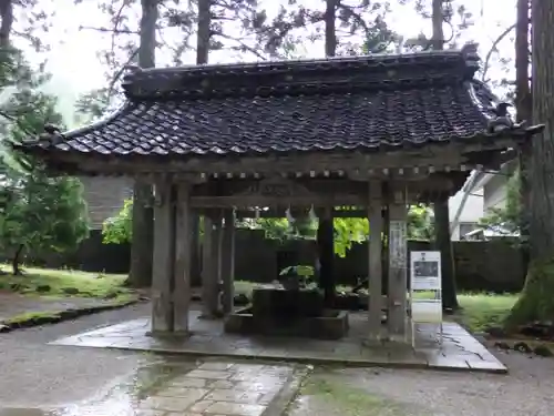 雄山神社中宮祈願殿の手水舎