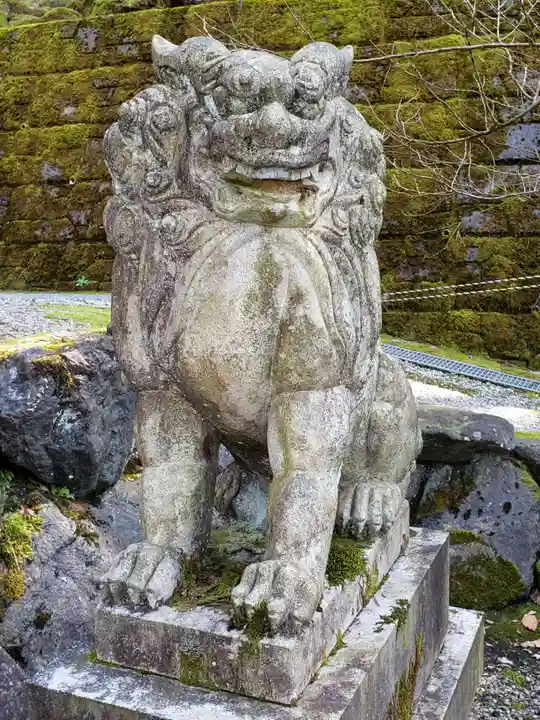 雄神神社の狛犬