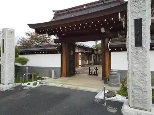 徳蔵寺の山門