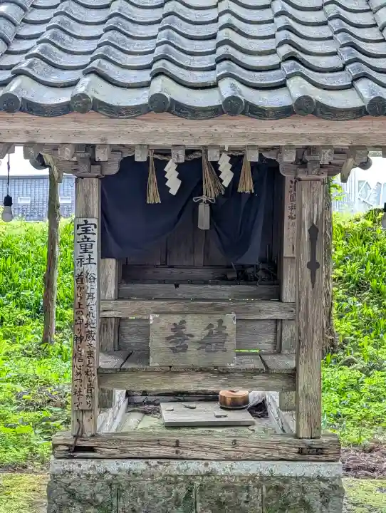 雄山神社中宮祈願殿の{uncategorized: "未分類", other: "その他", undefined: "問題あり", building: "その他建物", grave: "お墓", sacred_gate: "鳥居", guardian: "狛犬", statue: "像", buddha: "仏像", history: "歴史", nature: "自然", garden: "庭園", animal: "動物", pagoda: "塔", temizu: "手水舎", mountain_gate: "山門・神門", sanctuary: "本殿・本堂", subordinate: "末社・摂社", art: "芸術", scenery: "景色", jizo: "地蔵", ema: "絵馬", goshuin: "御朱印", omikuji: "おみくじ", items: "授与品その他", amulet: "お守り", goshuincho: "御朱印帳", eats: "食事", festival: "お祭り", votive_dance: "神楽", shichigosan: "七五三参", wedding: "結婚式", experience: "体験その他", initially: "初詣", around: "周辺", anti_infection: "感染症対策"}