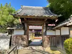 谷性寺の山門