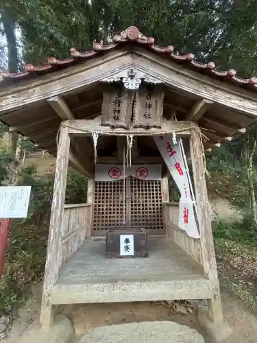 糸島市宇美八幡宮の{uncategorized: "未分類", other: "その他", undefined: "問題あり", building: "その他建物", grave: "お墓", sacred_gate: "鳥居", guardian: "狛犬", statue: "像", buddha: "仏像", history: "歴史", nature: "自然", garden: "庭園", animal: "動物", pagoda: "塔", temizu: "手水舎", mountain_gate: "山門・神門", sanctuary: "本殿・本堂", subordinate: "末社・摂社", art: "芸術", scenery: "景色", jizo: "地蔵", ema: "絵馬", goshuin: "御朱印", omikuji: "おみくじ", items: "授与品その他", amulet: "お守り", goshuincho: "御朱印帳", eats: "食事", festival: "お祭り", votive_dance: "神楽", shichigosan: "七五三参", wedding: "結婚式", experience: "体験その他", initially: "初詣", around: "周辺", anti_infection: "感染症対策"}