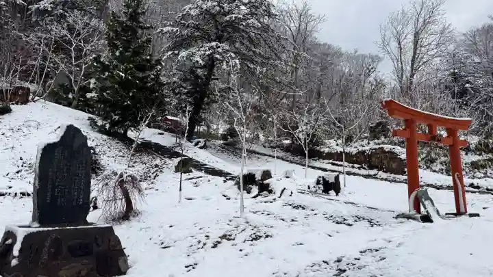 湯倉神社の{uncategorized: "未分類", other: "その他", undefined: "問題あり", building: "その他建物", grave: "お墓", sacred_gate: "鳥居", guardian: "狛犬", statue: "像", buddha: "仏像", history: "歴史", nature: "自然", garden: "庭園", animal: "動物", pagoda: "塔", temizu: "手水舎", mountain_gate: "山門・神門", sanctuary: "本殿・本堂", subordinate: "末社・摂社", art: "芸術", scenery: "景色", jizo: "地蔵", ema: "絵馬", goshuin: "御朱印", omikuji: "おみくじ", items: "授与品その他", amulet: "お守り", goshuincho: "御朱印帳", eats: "食事", festival: "お祭り", votive_dance: "神楽", shichigosan: "七五三参", wedding: "結婚式", experience: "体験その他", initially: "初詣", around: "周辺", anti_infection: "感染症対策"}