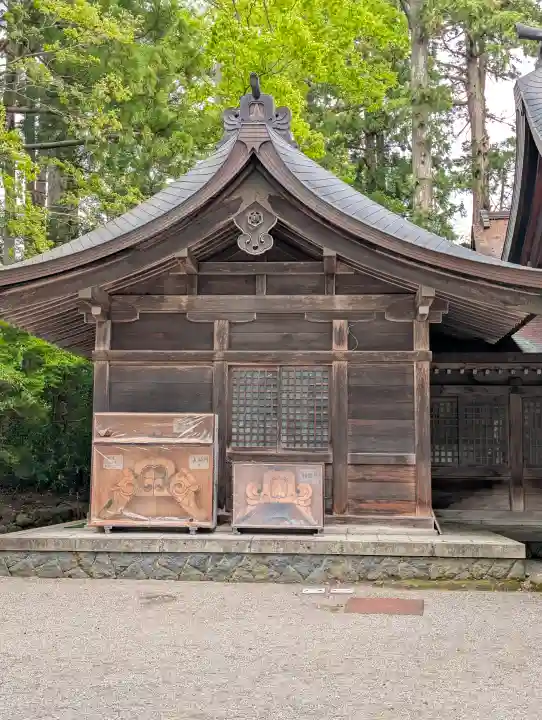 雄山神社峰本社の{uncategorized: "未分類", other: "その他", undefined: "問題あり", building: "その他建物", grave: "お墓", sacred_gate: "鳥居", guardian: "狛犬", statue: "像", buddha: "仏像", history: "歴史", nature: "自然", garden: "庭園", animal: "動物", pagoda: "塔", temizu: "手水舎", mountain_gate: "山門・神門", sanctuary: "本殿・本堂", subordinate: "末社・摂社", art: "芸術", scenery: "景色", jizo: "地蔵", ema: "絵馬", goshuin: "御朱印", omikuji: "おみくじ", items: "授与品その他", amulet: "お守り", goshuincho: "御朱印帳", eats: "食事", festival: "お祭り", votive_dance: "神楽", shichigosan: "七五三参", wedding: "結婚式", experience: "体験その他", initially: "初詣", around: "周辺", anti_infection: "感染症対策"}