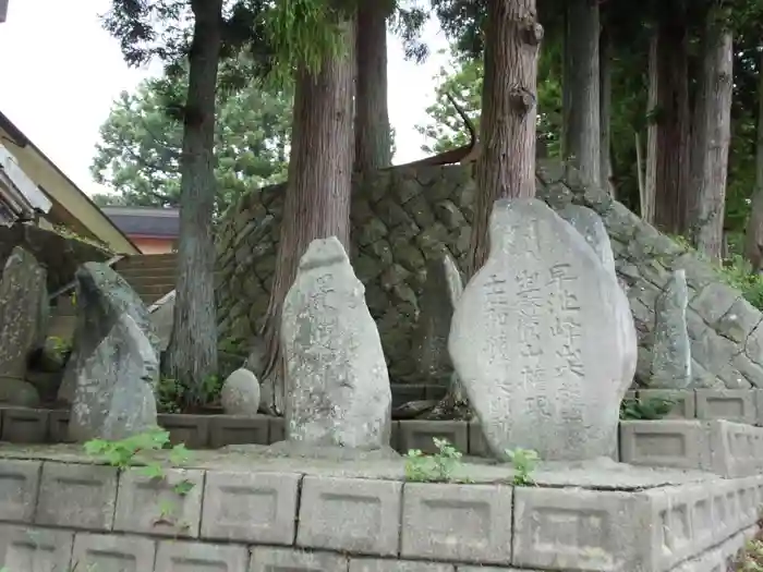 霞露ケ岳神社の建物その他