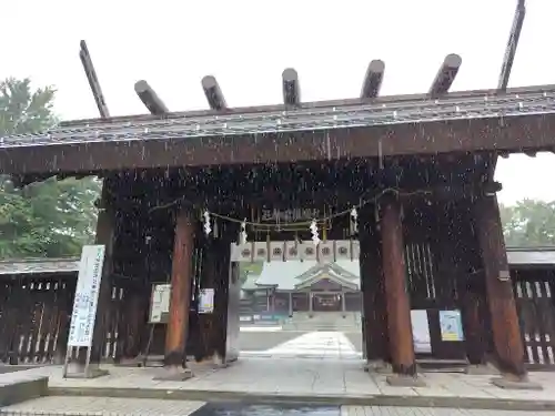 札幌護國神社の山門・神門