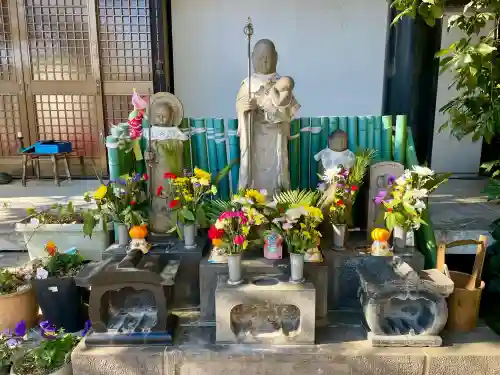 寛受院の{uncategorized: "未分類", other: "その他", undefined: "問題あり", building: "その他建物", grave: "お墓", sacred_gate: "鳥居", guardian: "狛犬", statue: "像", buddha: "仏像", history: "歴史", nature: "自然", garden: "庭園", animal: "動物", pagoda: "塔", temizu: "手水舎", mountain_gate: "山門・神門", sanctuary: "本殿・本堂", subordinate: "末社・摂社", art: "芸術", scenery: "景色", jizo: "地蔵", ema: "絵馬", goshuin: "御朱印", omikuji: "おみくじ", items: "授与品その他", amulet: "お守り", goshuincho: "御朱印帳", eats: "食事", festival: "お祭り", votive_dance: "神楽", shichigosan: "七五三参", wedding: "結婚式", experience: "体験その他", initially: "初詣", around: "周辺", anti_infection: "感染症対策"}